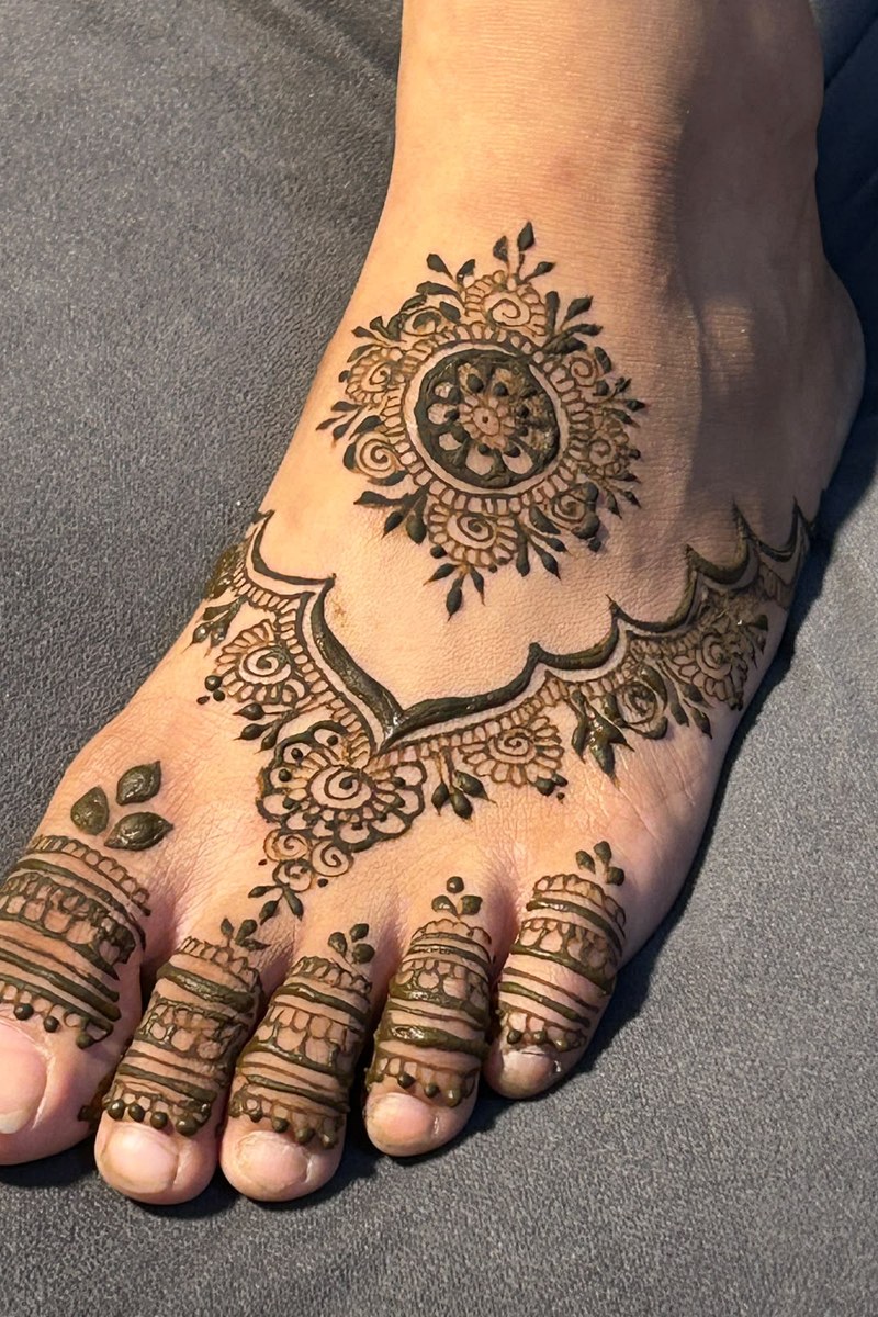 Feet border mehndi with a mandala and toe bands